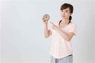 遅延に困っている女性の画像