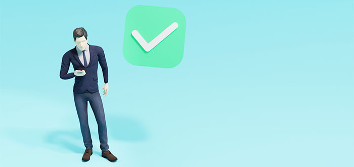 スマートフォンで商品の確認をする男性