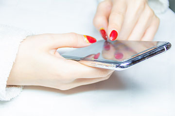 スマートフォンでゾゾタウンをチェックする女性